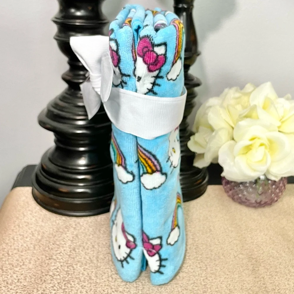 NWT Set of 2 HELLO KITTY Hand Towels